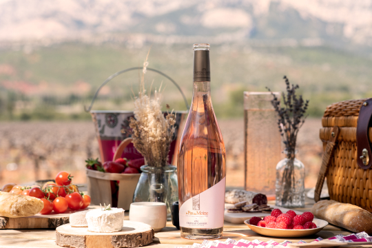 Une bouteille de rosé Château Gassier, accompagnée d'une pique-nique champêtre.