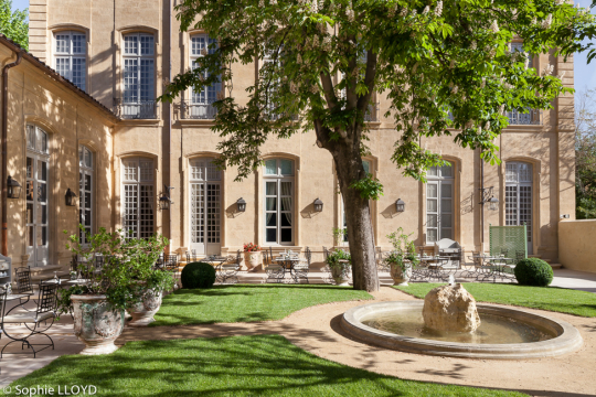 Jardin paisible devant un magnifique hôtel particulier à Paris.
