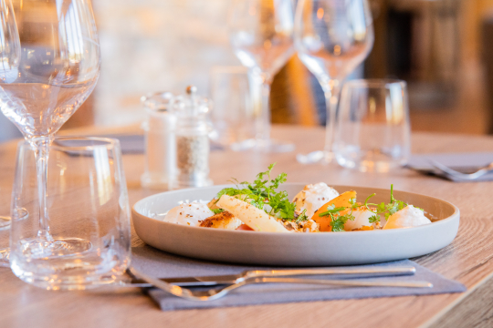 Un délicieux plat de fruits de mer frais, décoré de persil, sur une assiette élégante.