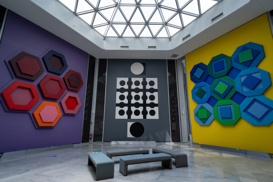 Installation artistique colorée avec des formes géométriques dans un espace intérieur moderne.