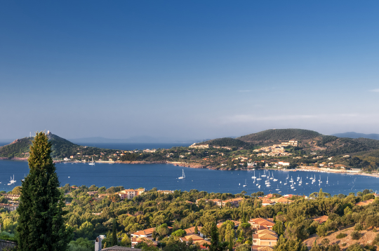 Vue imprenable sur la baie d'Ajaccio, avec ses criques et ses bateaux.