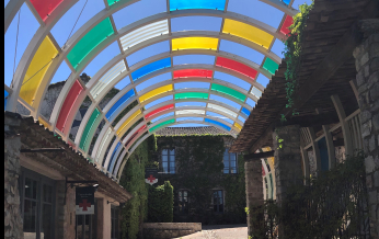 Un beau passage couvert coloré avec un toit en verre, illuminant le chemin.