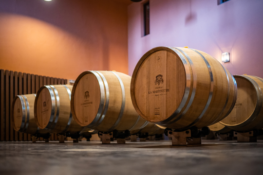 Des barriques de vin de Château La Martinette, en France, prêtes pour le vieillissement.