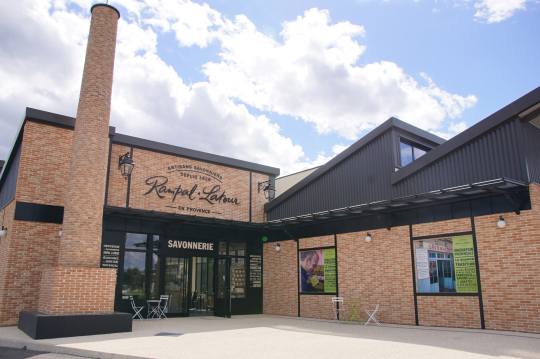 Savonnerie Rampon-Labour à l'architecture moderne, symbole d'artisanat provençal.