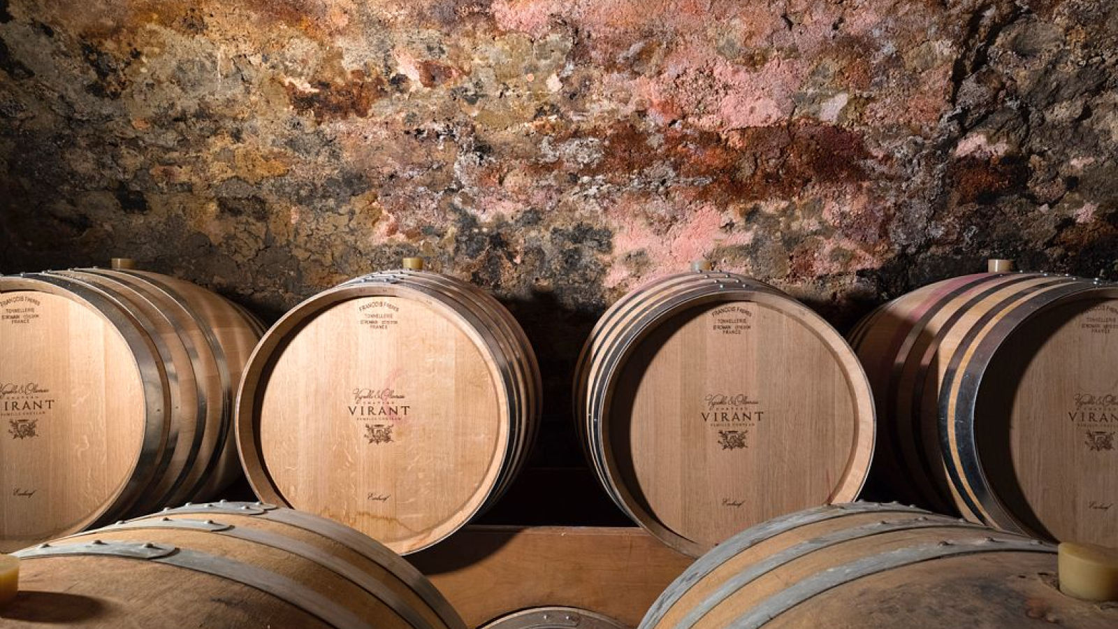 Cinq barriques de vin en cave, prêt à vieillir avec soin.