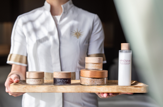 Produits de soin Vinsime présentés sur une assiette, pour une expérience beauté luxueuse.