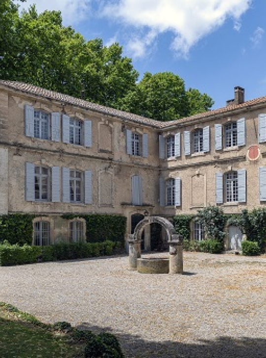 Un magnifique château de pierre entouré de verdure, offrant un cadre paisible et historique.