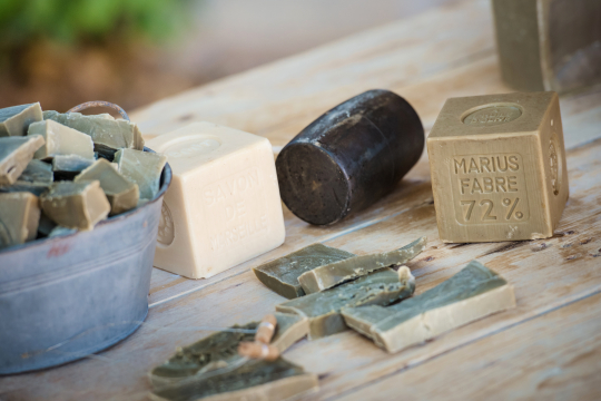 Savons de Marseille de différentes couleurs et textures, prêts pour un usage quotidien.
