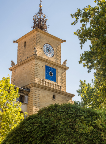 Tour de l'horloge de Colmar, symbole historique de la ville, sous un ciel bleu.