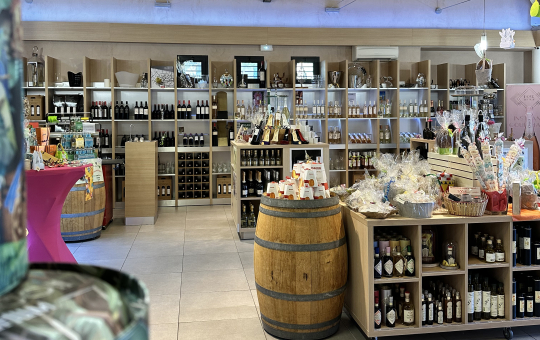 Une cave à vin bien fournie avec de nombreux étagères de bouteilles et de cadeaux.