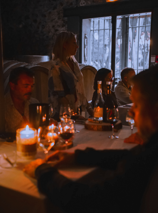 Dîner chaleureux et convivial dans un restaurant avec des bougies et des amis.