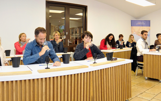 Dégustation de vin dans un cadre convivial avec des participants attentifs.