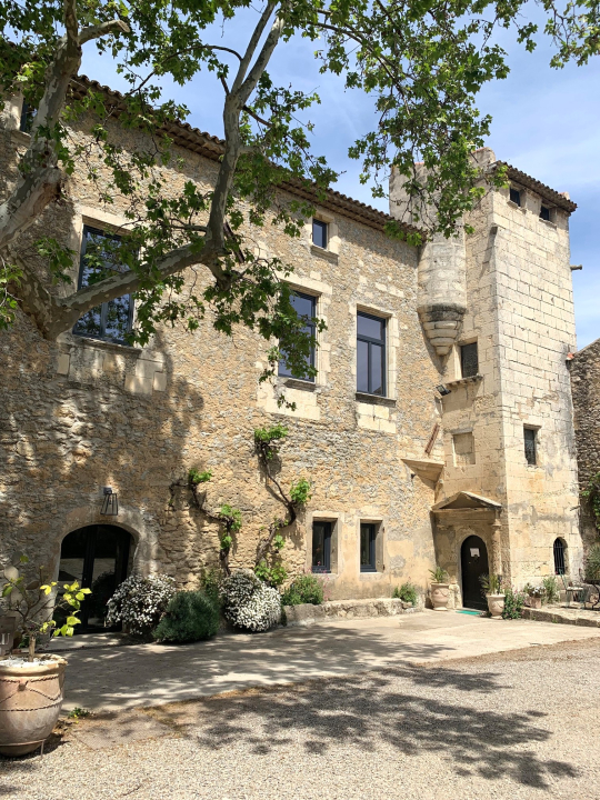Belle demeure de pierre en pierres, témoin d'une histoire riche et paisible.