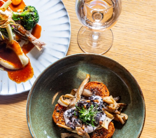 Un plat savoureux composé de champignons, de courge et de crème, servi sur une belle assiette.