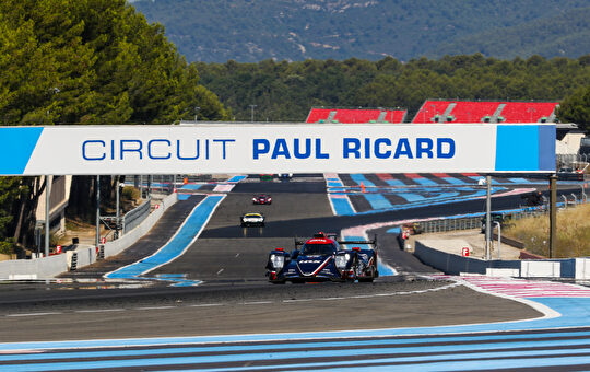 Circuit Paul Ricard, une course automobile spectaculaire avec des voitures de sport.