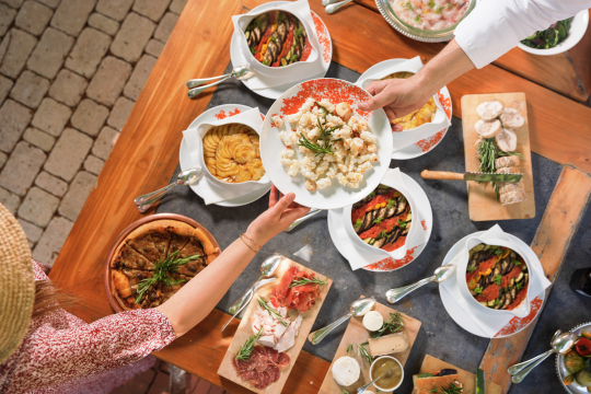 Un buffet de mets délicieux et variés est servi à l'extérieur.