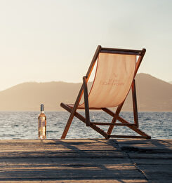 Transat avec bouteille de rosée face à la mer