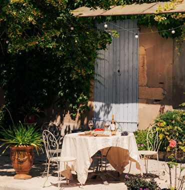 Un charmant pique-nique en plein air sous un portail fleuri et ombragé.
