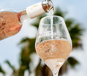 Un verre de vin rosé de Provence se remplit délicatement, un moment de plaisir estival.