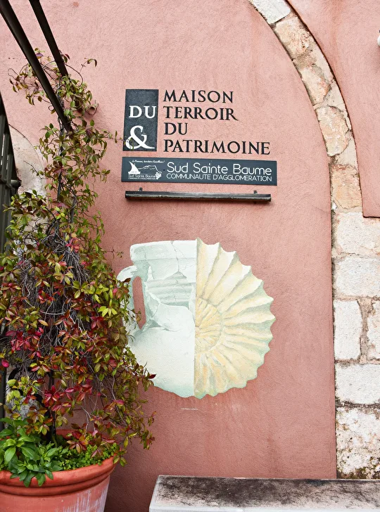 Panneau de la Maison du Terroir et du Patrimoine, à Sainte-Baume, communauté d’agglomération.