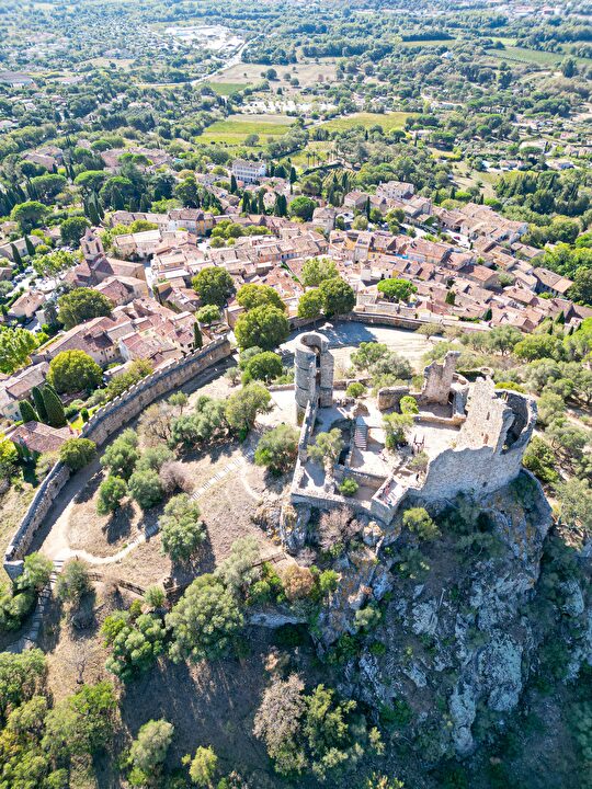 Vue aérienne du village fortifié de Lagarde, perché sur un éperon rocheux en Provence.