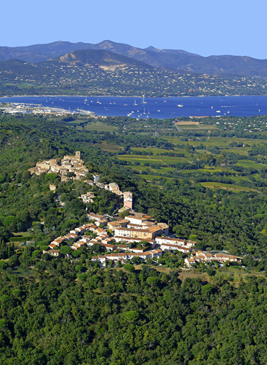 Un village pittoresque niché au cœur de la végétation méditerranéenne, face à la mer et aux montagnes.