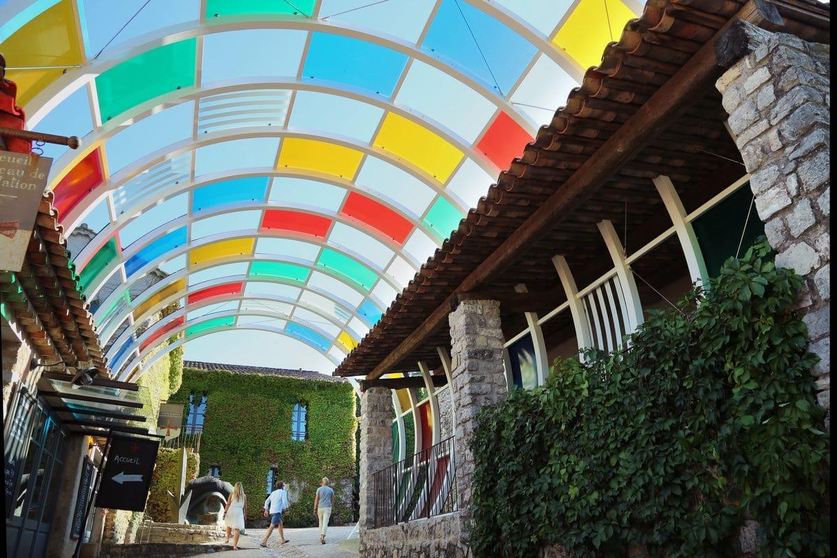 Verrière colorée de Daniel Buren à la Commanderie de Peyrassol